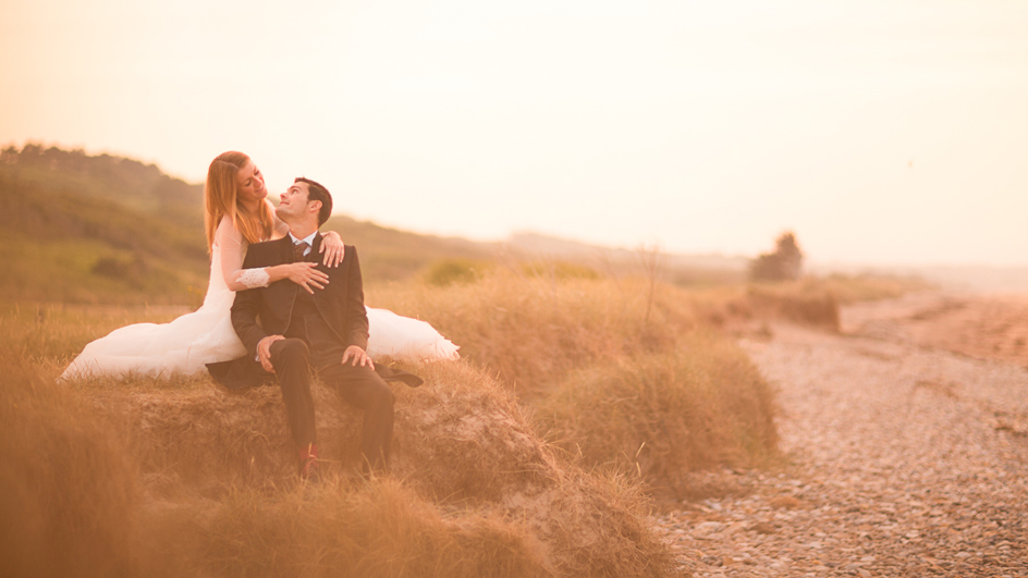 Photographe mariage Caen : Les mariés day after sur la plage assis