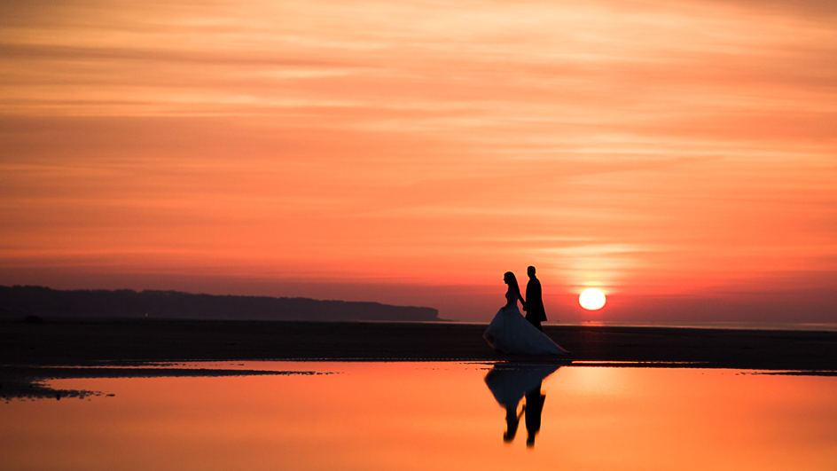 Photographe mariage Caen : Les mariés day after sur la plage marchant coucher de soleil