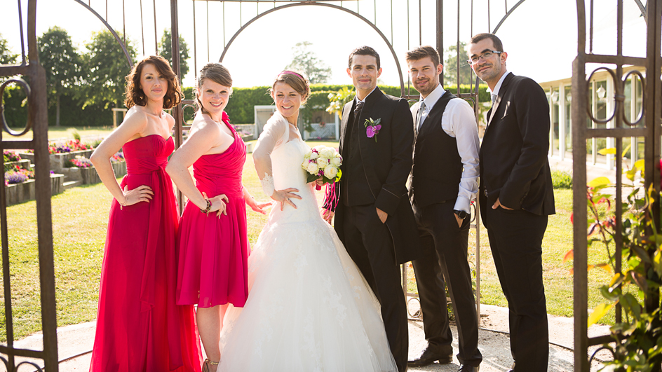 Photographe mariage Caen : Les mariés posent en groupe avec leurs témoins