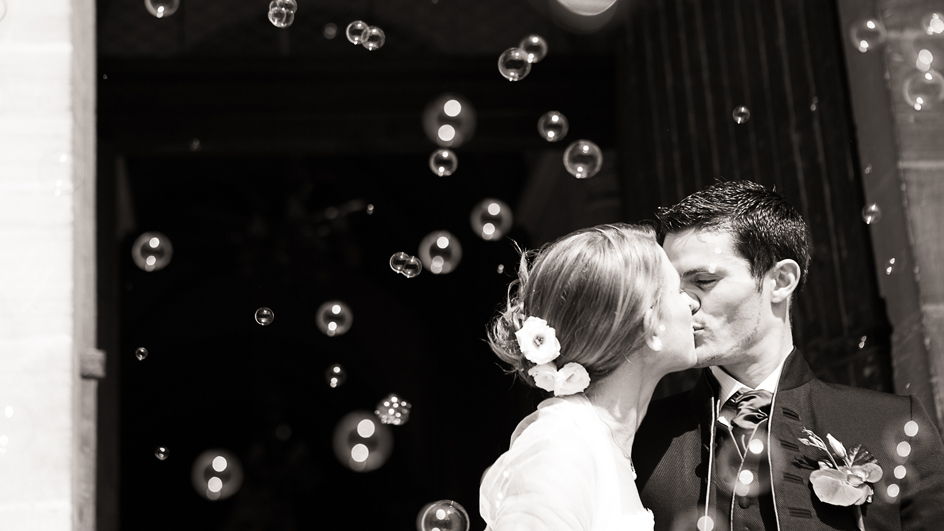 Photographe mariage Caen : Les mariés s'embrassent à la sortie de l'église