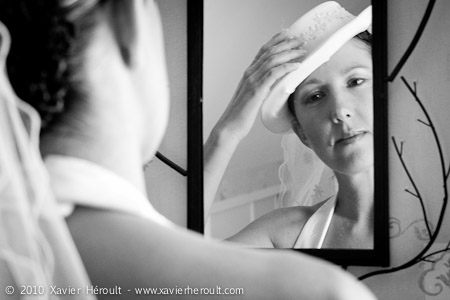 La mariée mire son reflet dans le miroir