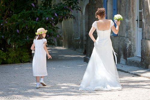 photo de mariage Caen : mariée et demoiselle d'honneur